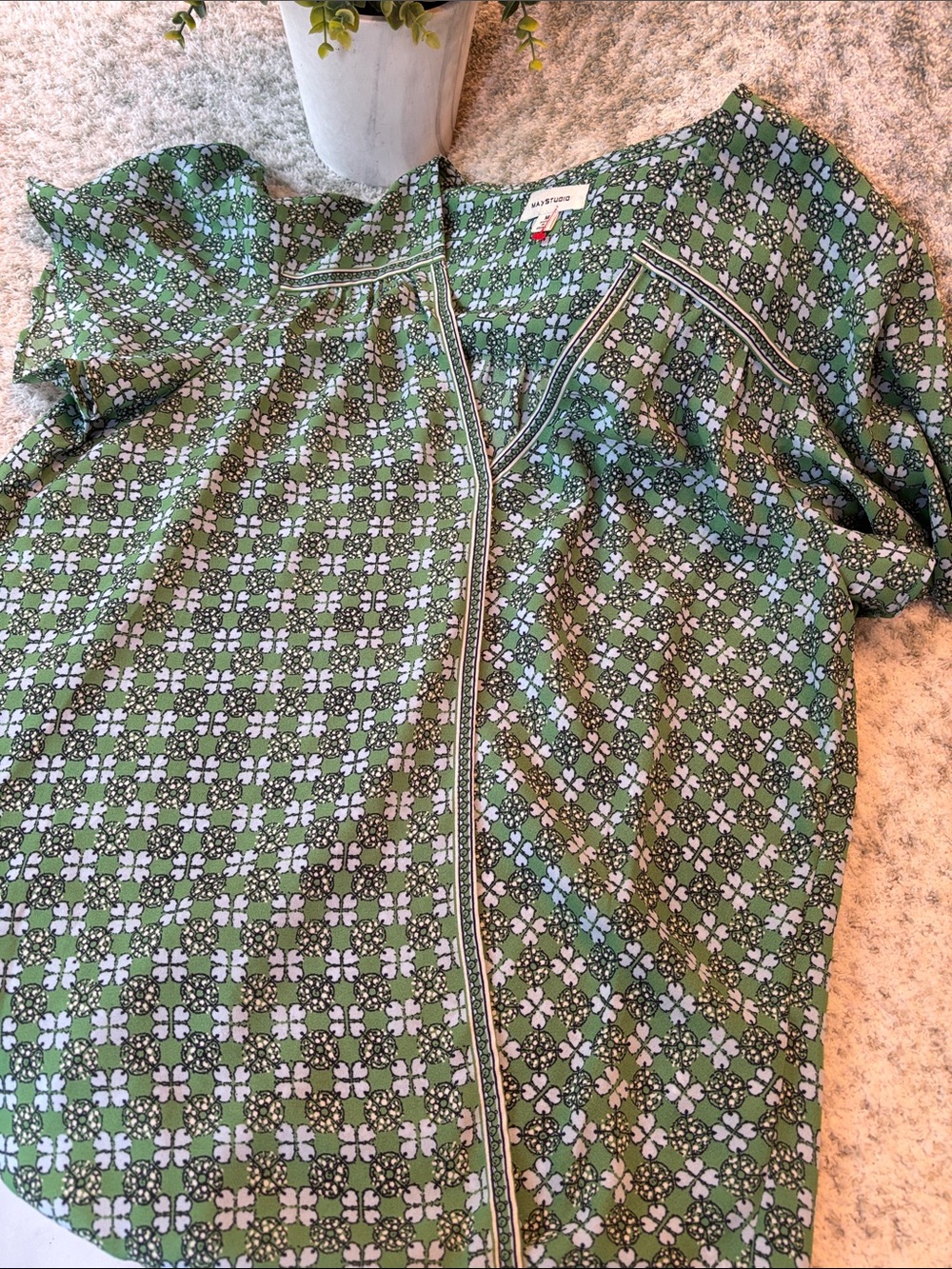 Max Studio Green Floral Geometric Print V-Neck Cross over Blouse Size Medium NWT
